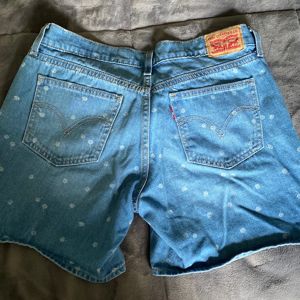 Size 29 women's Levi shorts